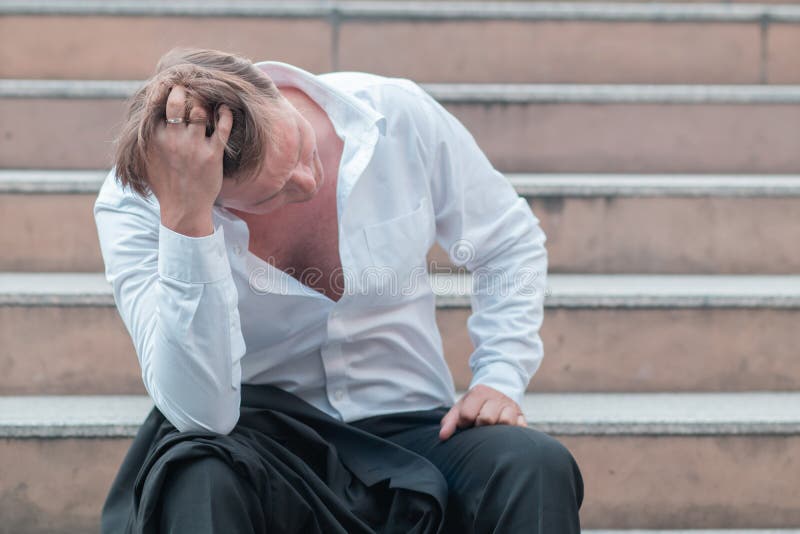 Employé stressé, homme d'affaires, vêtu d'un costume, tenant son front en état de stress Après avoir été viré Et échoué en affair photo libre de droits Employé stressé, homme d'affaires, vêtu d'un costume, tenant son front en état de stress Après avoir été viré Et échoué en affair photo libre de droits