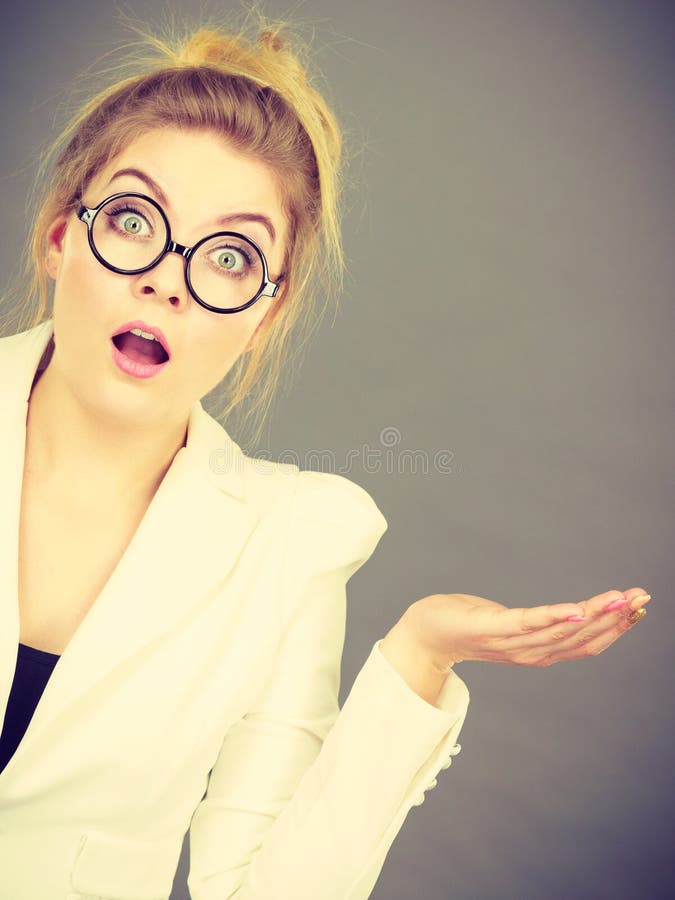 Employée de bureau confuse gesticulant avec les mains images libres de droits