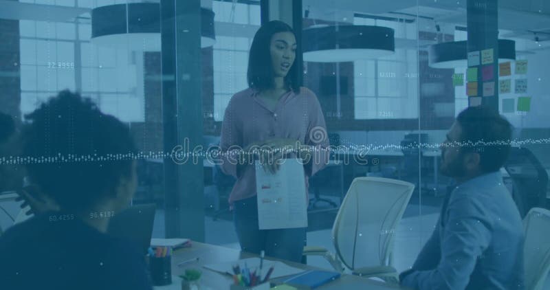 Employée femme présentant un rapport dans une réunion d'affaires affichant des recouvrements de graphiques à barres animés banque de vidéos