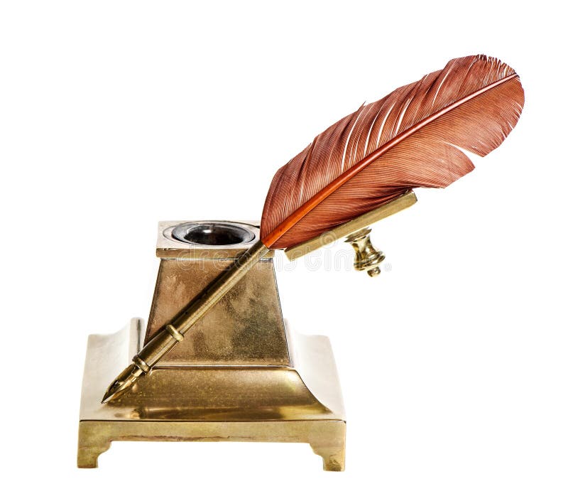Emplume la pluma con el tintero antiguo aislado en blanco fotografía de archivo libre de regalías Emplume la pluma con el tintero antiguo aislado en blanco fotografía de archivo libre de regalías