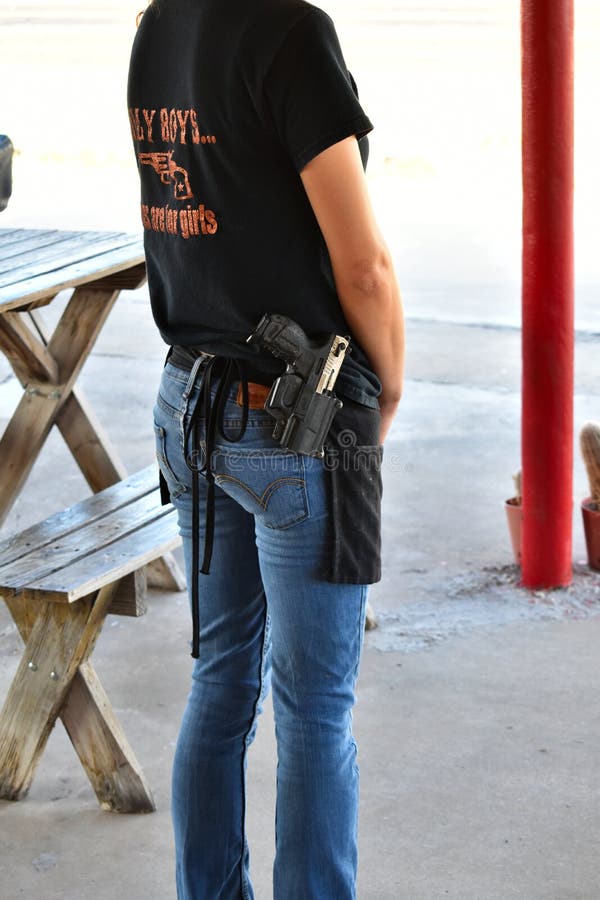 Empregada de mesa com pistola de transporte aberto num restaurante texas ocidental 18 de setembro de 2019