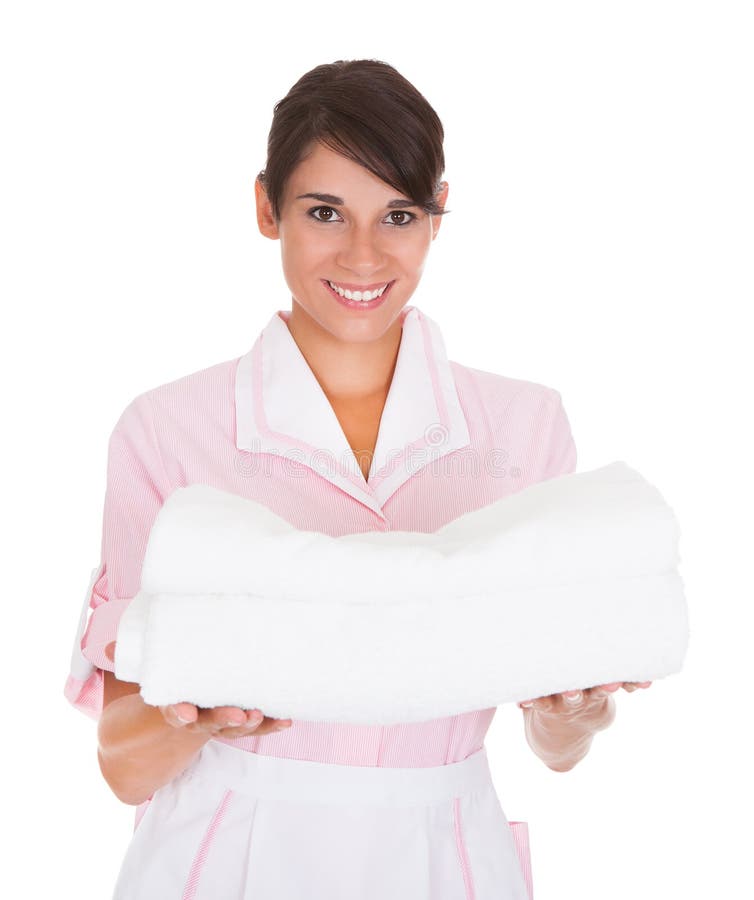 Empregada doméstica fêmea nova With Towel foto de stock Empregada doméstica fêmea nova With Towel foto de stock
