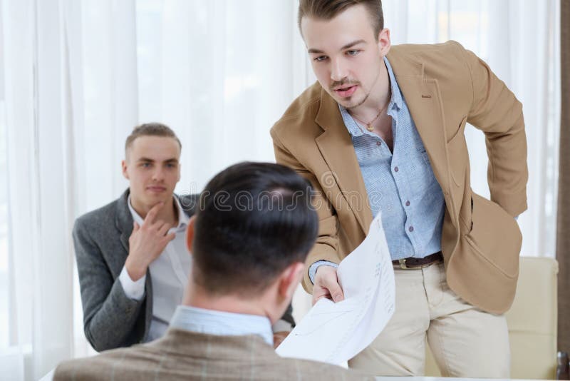 Empregado do chefe que dá o negócio da reprimenda da leitura imagem de stock royalty free Empregado do chefe que dá o negócio da reprimenda da leitura imagem de stock royalty free