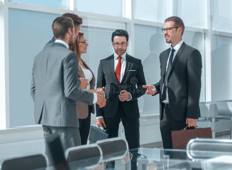 Empregados que falam estar no escritório imagens de stock royalty free Empregados que falam estar no escritório imagens de stock royalty free