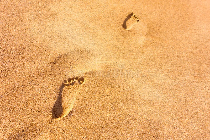 Empreintes De Pas Des Pieds Nus Des Enfants Sur Le Sable De Mer Photo stock  - Image du nature, personne: 148447482