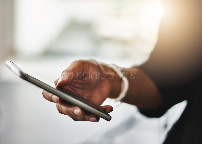 Telefone online e a mulher relaxa mandando mensagens de texto em uma casa ou apartamento e rindo de memes engraçados da internet nas mídias sociais sorria feliz e conversando no aplicativo de comunicação móvel usando smartphone
