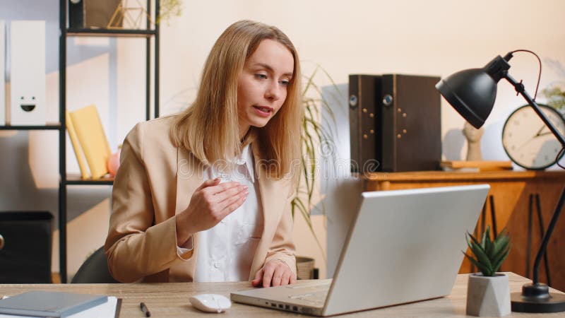 pessoas trabalhando em home office e digitando laptop online