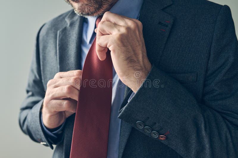 Terno moderno e elegante de homem com gravata vermelha e close up