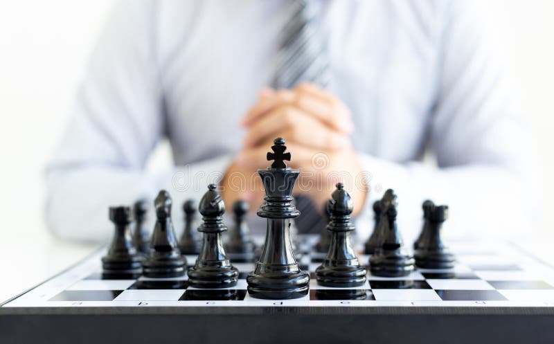Estratégias de um empresário e fazendo uma jogada em um jogo de xadrez