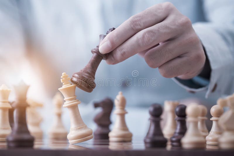 Jogo de tabuleiro de xadrez para ideias e sucesso de competição e  estratégia, gestão de trabalho em equipe de planejamento de competição de  negócios ou conceito de liderança. [download] - Designi