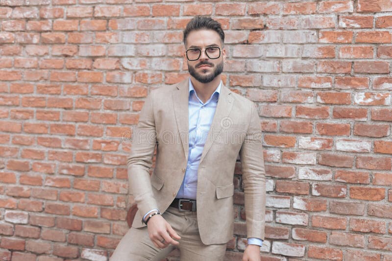 Foto de Terno Elegante Moderno Do Homem Com Gravata Vermelha E Emblema  Branco Do Cartão Da Identificação Renderização 3d e mais fotos de stock de  Crachá - iStock