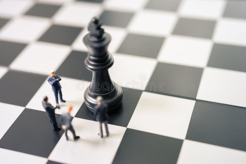 Empresários em miniatura 2 pessoas em pé em um tabuleiro de