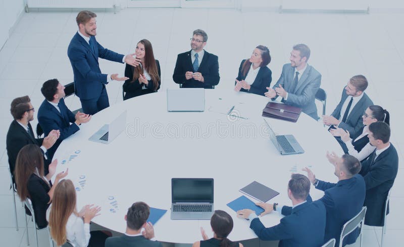 A empresa de gestão faz um relatório sobre a política financeira nova foto de stock A empresa de gestão faz um relatório sobre a política financeira nova foto de stock