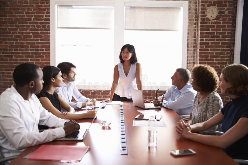 Empresaria Addressing Boardroom Meeting imagenes de archivo Empresaria Addressing Boardroom Meeting imagenes de archivo