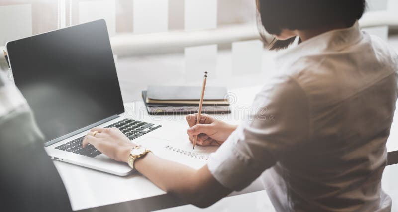 Empresaria atractiva joven que busca los datos fotografía de archivo Empresaria atractiva joven que busca los datos fotografía de archivo