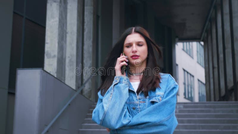 Empresaria caucásica de closeup mujer empresaria caucásica mujer caminando por la ciudad hablando por teléfono