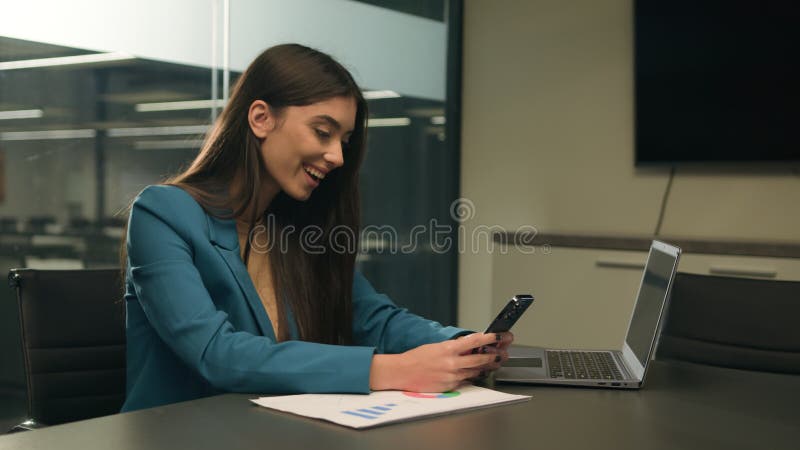 Empresaria caucásica trabajadora de oficina leyendo buenas noticias en el teléfono móvil notificación asombrosa sms asombroso asom