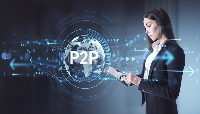 Empresaria con tablet con interfaz de red de holograma P2P sobre fondo digital global que simboliza la tecnología en línea y imágenes de archivo libres de regalías