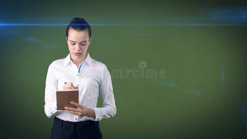 Empresaria confiada profesional con la escritura del bollo en su organizador aislado en fondo del estudio Concepto del asunto imágenes de archivo libres de regalías Empresaria confiada profesional con la escritura del bollo en su organizador aislado en fondo del estudio Concepto del asunto imágenes de archivo libres de regalías
