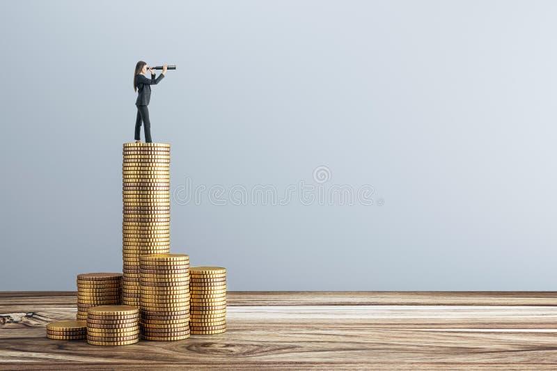 Empresaria de pie sobre monedas apiladas mirando a través del telescopio en el suelo de madera con fondo claro simbolizando el fin imagen de archivo libre de regalías