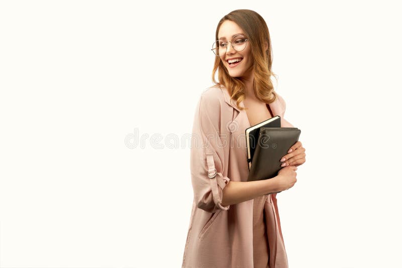 Empresaria Elegante En Vestido Que Sonr?e Con Gusto Y Que Agarra Un Cuaderno Imagen de archivo - Imagen de libro, colegiala: 149450925 Empresaria Elegante En Vestido Que Sonr?e Con Gusto Y Que Agarra Un Cuaderno Imagen de archivo - Imagen de libro, colegiala: 149450925
