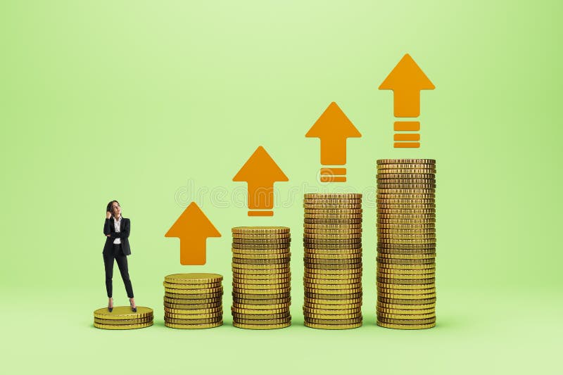Empresaria en monedas apiladas con flechas al alza que simbolizan el crecimiento financiero y el éxito de la inversión imagen de archivo