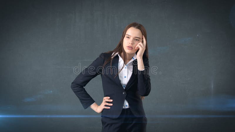 Empresaria hermosa elegante joven que piensa o que se imagina algo, concepto imagen de archivo libre de regalías Empresaria hermosa elegante joven que piensa o que se imagina algo, concepto imagen de archivo libre de regalías
