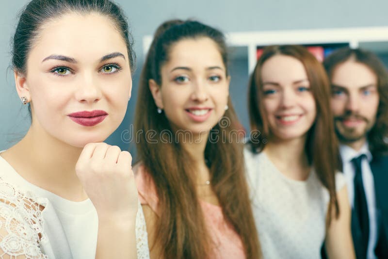 Empresaria joven hermosa que lleva a su equipo Negocio, mercado de intercambio, oferta de trabajo, investigación del analytics, e fotografía de archivo libre de regalías Empresaria joven hermosa que lleva a su equipo Negocio, mercado de intercambio, oferta de trabajo, investigación del analytics, e fotografía de archivo libre de regalías