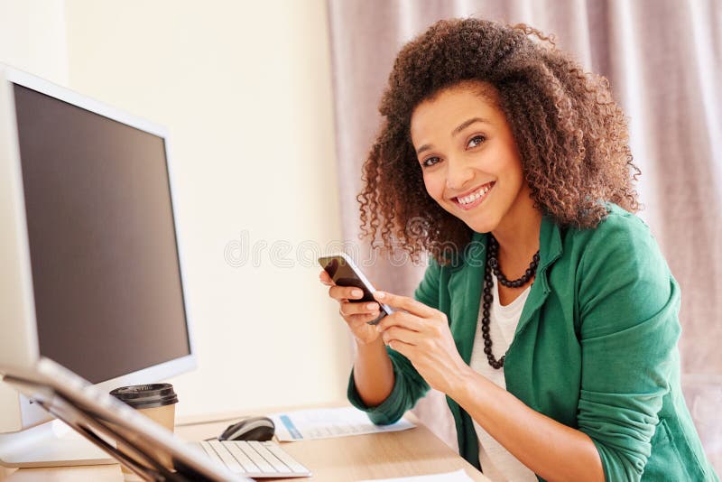 Empresaria joven que hace una llamada en su teléfono imágenes de archivo libres de regalías Empresaria joven que hace una llamada en su teléfono imágenes de archivo libres de regalías