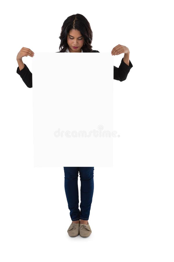 Empresaria joven que lleva a cabo el cartel en blanco fotografía de archivo Empresaria joven que lleva a cabo el cartel en blanco fotografía de archivo