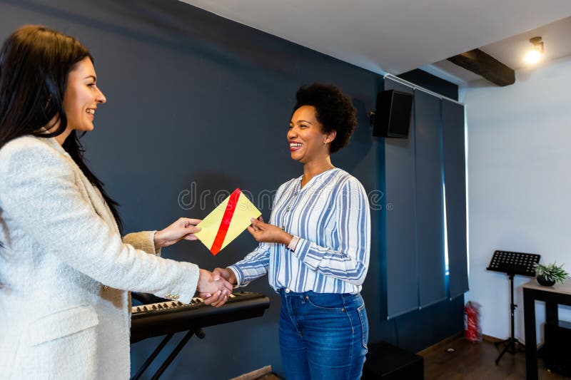 Empresaria premiada frente a profesionales de negocios fotos de archivo libres de regalías