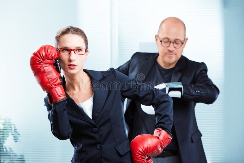 Empresaria que habla en el teléfono con los guantes de boxeo foto de archivo Empresaria que habla en el teléfono con los guantes de boxeo foto de archivo