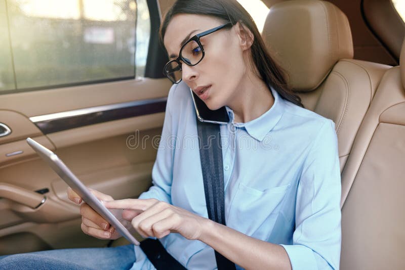 Empresaria que habla en smartphone imagen de archivo libre de regalías Empresaria que habla en smartphone imagen de archivo libre de regalías