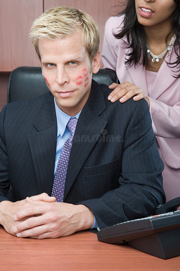 Empresaria que liga con el hombre de negocios imagen de archivo Empresaria que liga con el hombre de negocios imagen de archivo