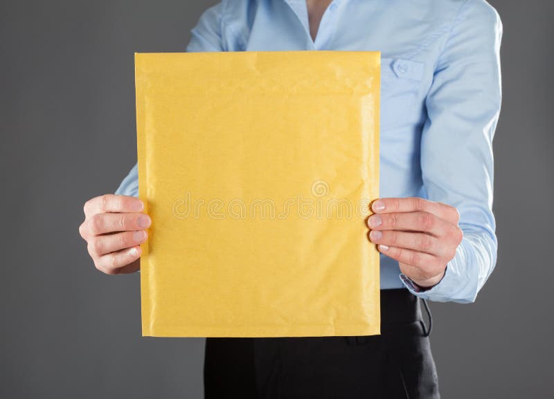 Empresaria que muestra la letra en sobre amarillo imagenes de archivo Empresaria que muestra la letra en sobre amarillo imagenes de archivo