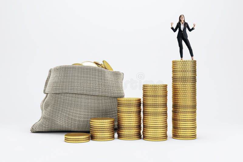 Empresaria que se destaca triunfalmente en las monedas de oro apiladas, simbolizando el éxito financiero y el crecimiento de su ca fotos de archivo libres de regalías