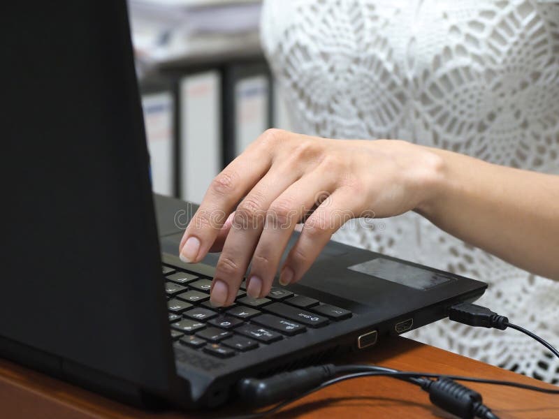 empresaria que trabaja en un ordenador port?til en la oficina Primer de la mano en el teclado fotografía de archivo empresaria que trabaja en un ordenador port?til en la oficina Primer de la mano en el teclado fotografía de archivo