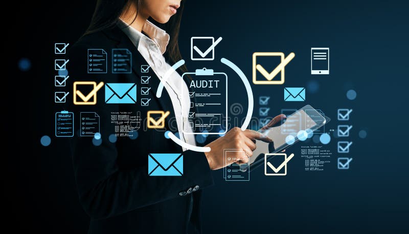 Empresaria que usa tableta digital con iconos de lista de comprobación de auditoría y símbolos de tecnología en el fondo oscuro qu foto de archivo libre de regalías