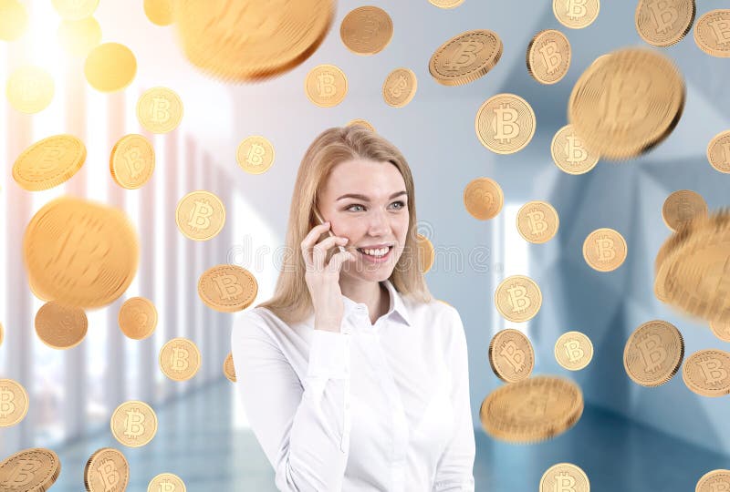 Empresaria rubia en el teléfono, lluvia del bitcoin foto de archivo libre de regalías Empresaria rubia en el teléfono, lluvia del bitcoin foto de archivo libre de regalías