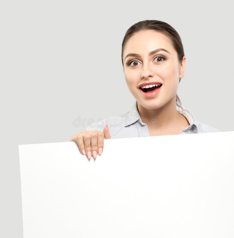 Empresaria sorprendida feliz con el fondo vacío blanco del tablero Concepto alegre joven de la mujer, del negocio y de la educaci imagen de archivo libre de regalías Empresaria sorprendida feliz con el fondo vacío blanco del tablero Concepto alegre joven de la mujer, del negocio y de la educaci imagen de archivo libre de regalías
