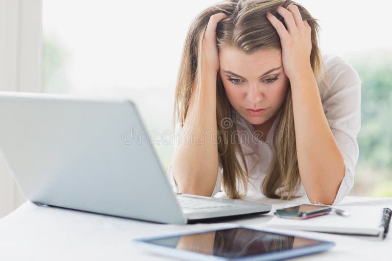 Empresaria subrayada que consigue dolor de cabeza fotografía de archivo Empresaria subrayada que consigue dolor de cabeza fotografía de archivo