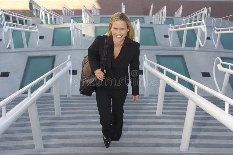 Empresaria Walking Up Stairs fotos de archivo libres de regalías Empresaria Walking Up Stairs fotos de archivo libres de regalías