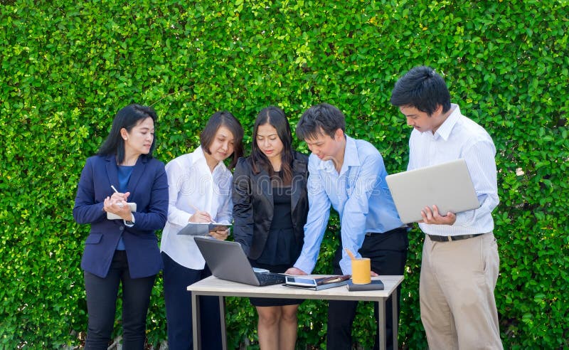 Empresaria y reunión del hombre de negocios fuera de la oficina usando lapto fotografía de archivo libre de regalías Empresaria y reunión del hombre de negocios fuera de la oficina usando lapto fotografía de archivo libre de regalías