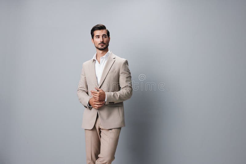 Empresario beige de copyspace estudio feliz y atractivo traje de negocio retrato sonriente fotos de archivo libres de regalías