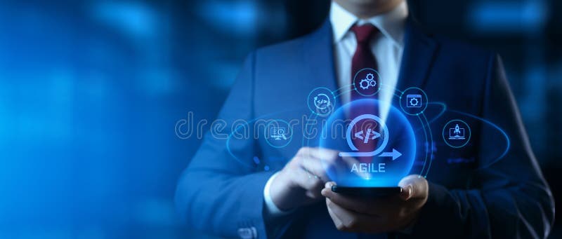 Empresario con Smartphone con iconos de desarrollo ágil en pantalla. Concepto de desarrollo de software foto de archivo