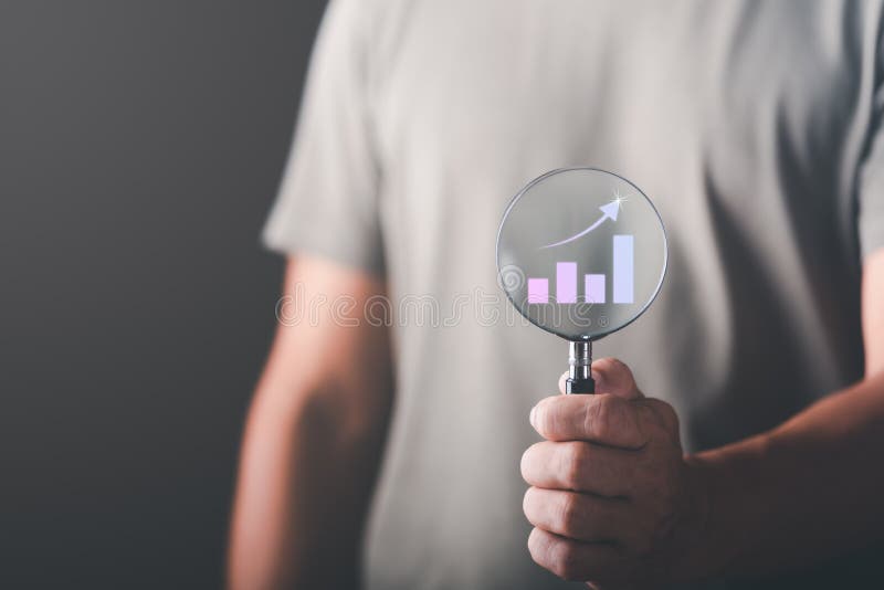 Empresario con una lupa y el icono del gráfico de crecimiento optimización del concepto de desarrollo empresarial en finanzas y. Empresario portador de una lupa y el icono del gráfico de crecimiento optimización del concepto de desarrollo empresarial en finanzas e inversión gestión estratégica y objetivos de marketing mayor éxito de beneficios
