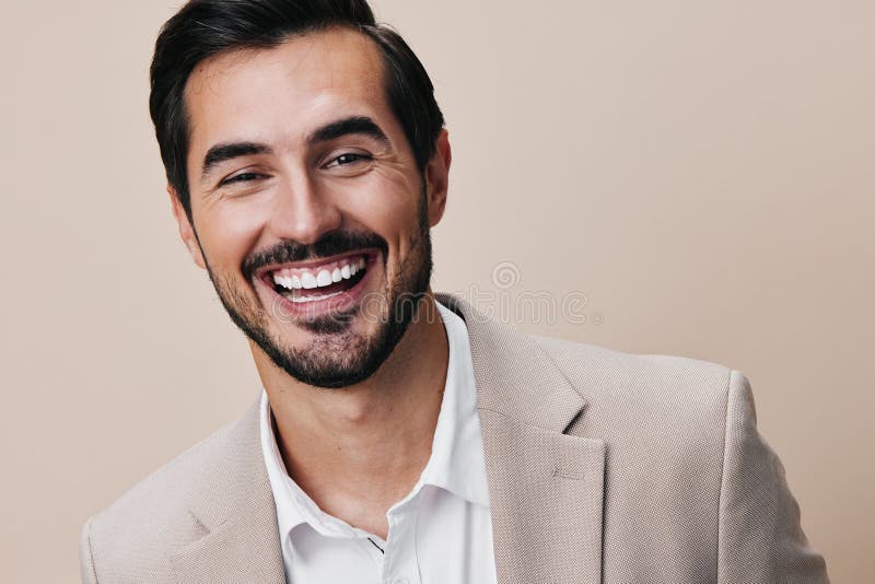 Empresario de copyspace man traje de negocios apuesto retrato beige feliz sonriendo joven fotos de archivo