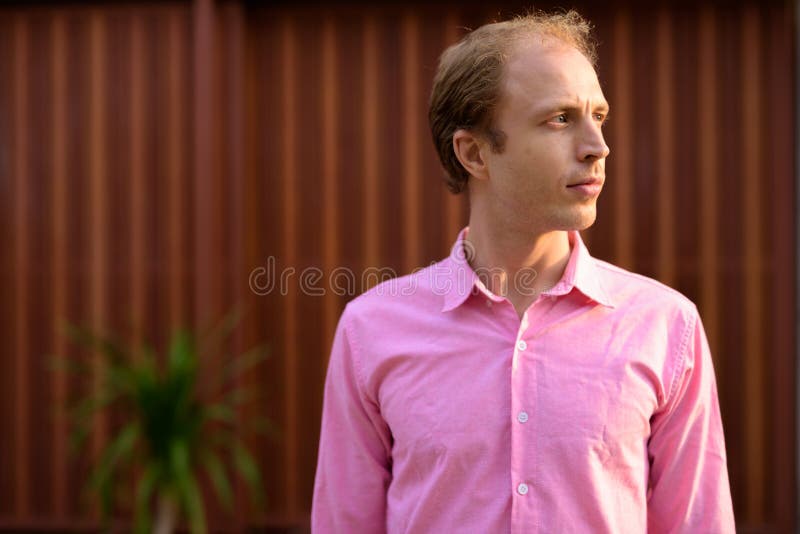 Empresario de pelo rubio en las calles al aire libre imagen de archivo libre de regalías