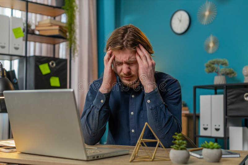 Empresario enfermo y cansado que sufre de problemas de dolor de cabeza tensión y migraña estrés en la oficina del hogar imagen de archivo