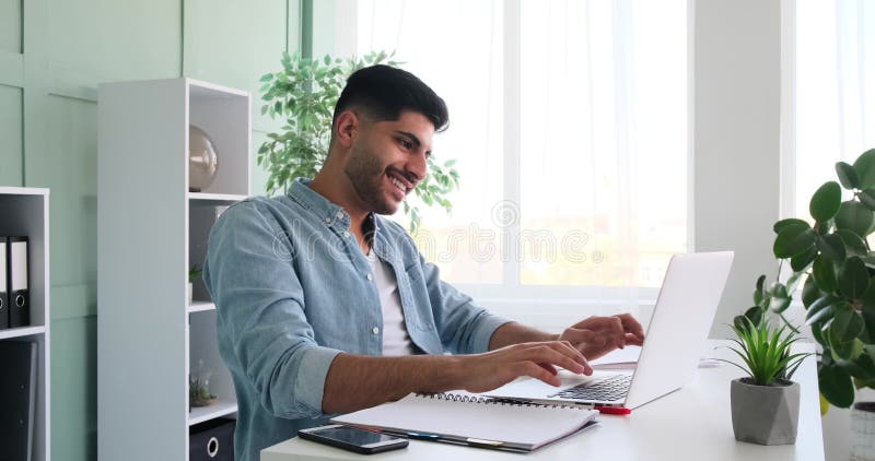 Empresario estiramiento y relajación después de terminar el trabajo en laptop